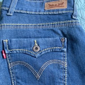 Women's Levi Capris Size 8